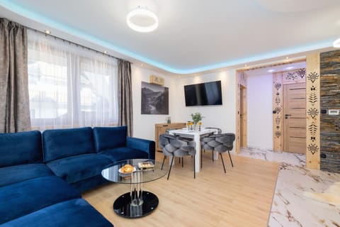 TV and multimedia, Living room, Seating area, Evening entertainment