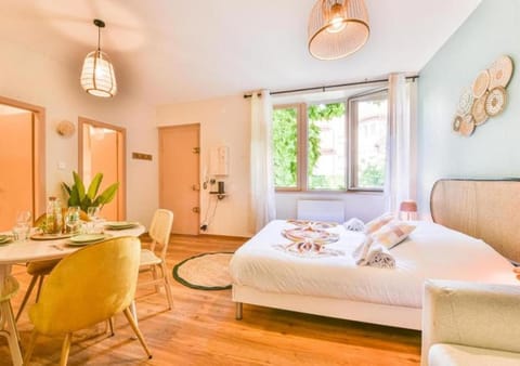 Bed, Living room, Photo of the whole room, Seating area, Dining area, Bedroom