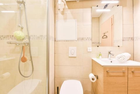 Shower, Toilet, Bathroom, towels