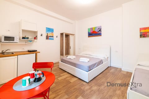 Bed, Kitchen or kitchenette, Photo of the whole room, Dining area, Bedroom, minibar, towels