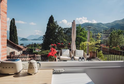 Patio, Natural landscape, View (from property/room), Balcony/Terrace, Balcony/Terrace, Dining area, Lake view, Mountain view, kitchen