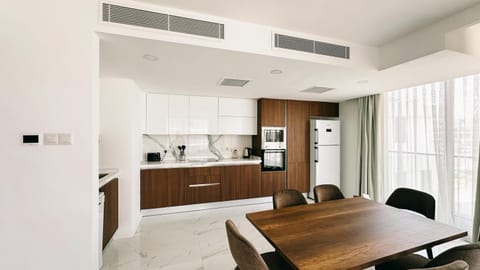 Coffee/tea facilities, Kitchen or kitchenette, Dining area, oven, stove, toaster