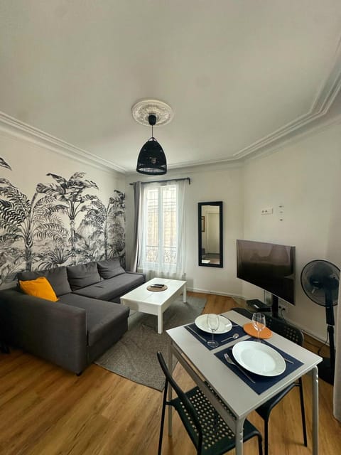 TV and multimedia, Living room, Seating area, Dining area, Bedroom