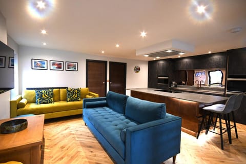 TV and multimedia, Kitchen or kitchenette, Living room, Seating area, Dining area, dishwasher, washing machine