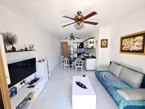 TV and multimedia, Kitchen or kitchenette, Living room, Seating area, Dining area