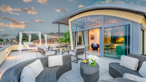 Luce Terrace Panoramic Loft with Elevator, Park in Lucca Apartment in Capannori