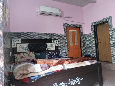 Bed, Photo of the whole room, Bedroom, air conditioner