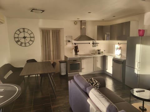 Kitchen or kitchenette, Dining area, oven, pet friendly, stove