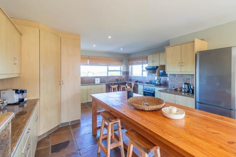 Kitchen or kitchenette, dishwasher, oven, toaster