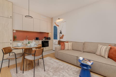 Kitchen or kitchenette, Living room, Seating area, Dining area, stove