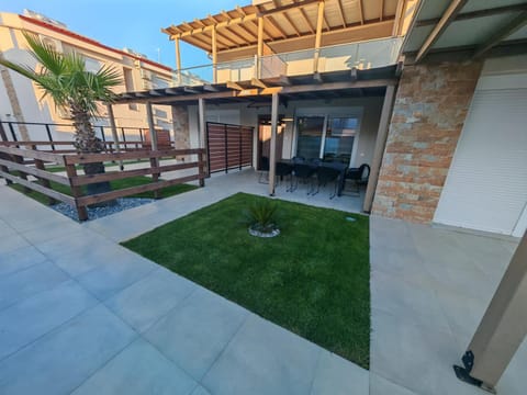 Property building, Garden, Balcony/Terrace