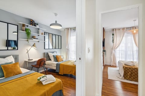 Bed, TV and multimedia, Photo of the whole room, Seating area, Bedroom