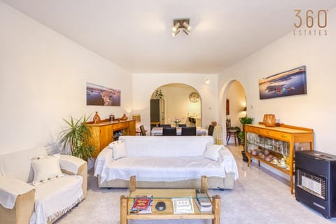 Communal lounge/ TV room, Bed, TV and multimedia, Kitchen or kitchenette, Living room, Photo of the whole room, Seating area, Evening entertainment, Bedroom, towels