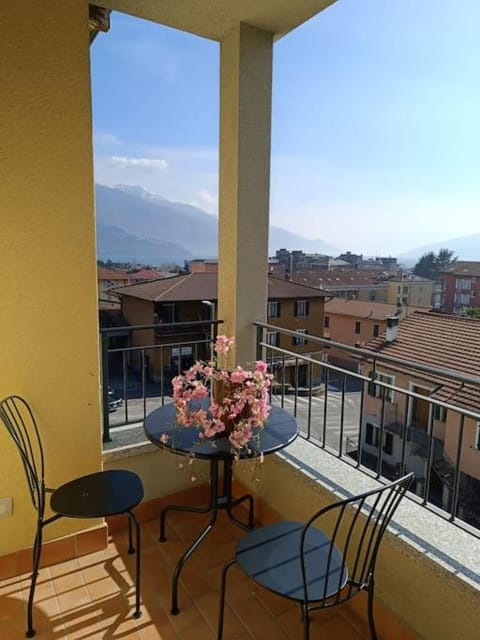 Balcony/Terrace, Mountain view