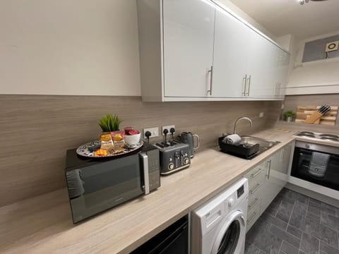 Coffee/tea facilities, Kitchen or kitchenette, oven, stove, toaster, washing machine