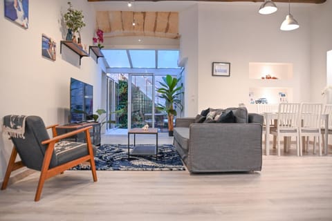 Patio, Patio, TV and multimedia, Living room, Seating area, Dining area