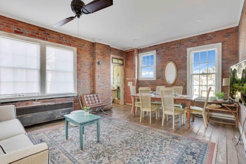The Retro Getaway Apartment in Short North