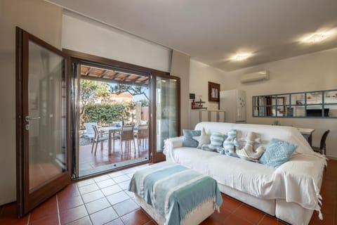 Patio, Bed, Kitchen or kitchenette, Living room, Photo of the whole room, Seating area, Dining area, Bedroom, Garden view, internet, air conditioner