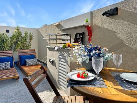 Day, Balcony/Terrace, Food and drinks, Seating area, Dining area
