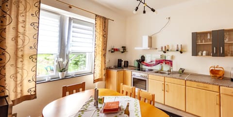 Coffee/tea facilities, Kitchen or kitchenette, Dining area, oven, stove, toaster