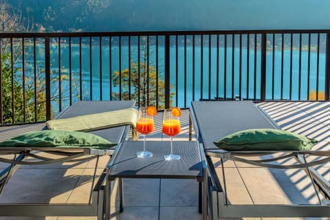 Natural landscape, View (from property/room), Balcony/Terrace, Lake view, Lake view, Mountain view, sunbed