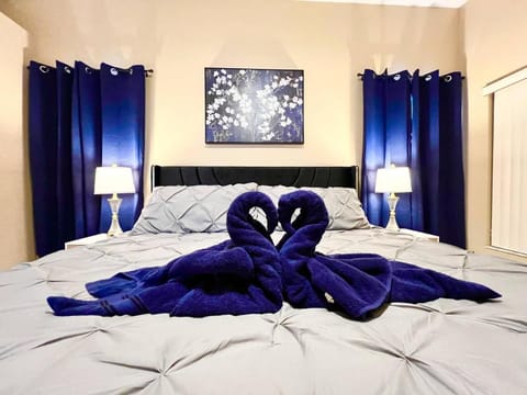 Private Oasis Retreat Heated Pool Hot Tub Beaches House in Town N Country