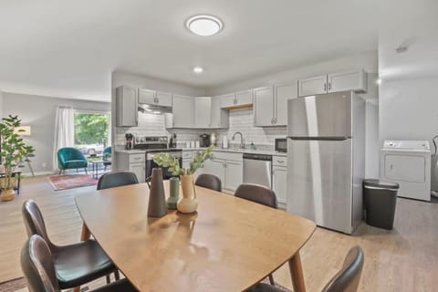 Bright and Breezy Gahanna Ranch 10min to INTEL House in Gahanna