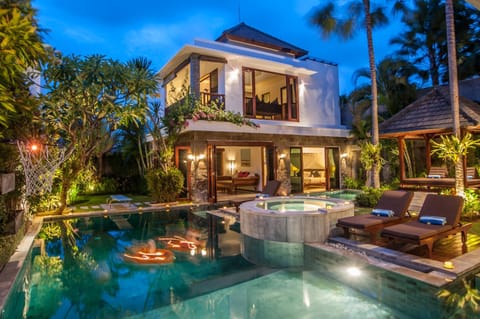 Property building, Night, Natural landscape, Garden, Garden view, Pool view, Swimming pool, Swimming pool, sunbed