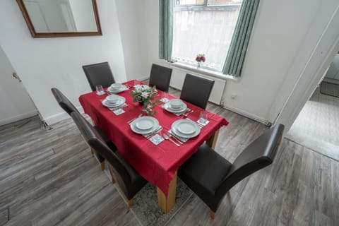 Spacious 5 bedroom house Apartment in Rochdale