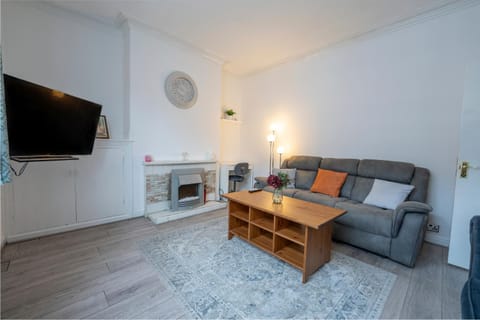 Spacious 5 bedroom house Apartment in Rochdale