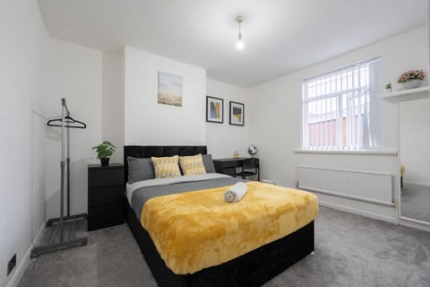 Spacious 5 bedroom house Apartment in Rochdale