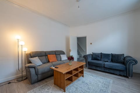 Spacious 5 bedroom house Apartment in Rochdale