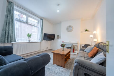 Spacious 5 bedroom house Apartment in Rochdale