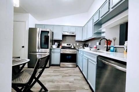 Spacious Family Home in Round Rock w Private Yard House in Round Rock