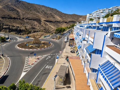 Property building, Neighbourhood, Natural landscape, Mountain view, Street view