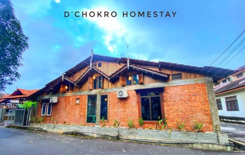 Property building, Day, Neighbourhood, Decorative detail, Street view