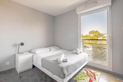 Photo of the whole room, Bedroom