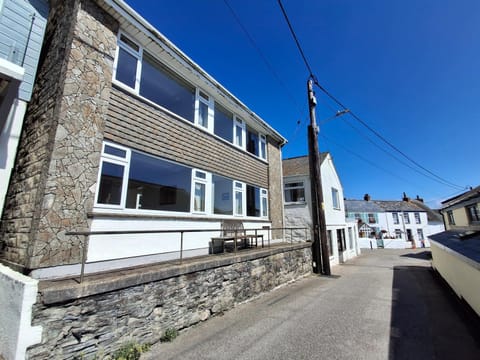 Property building, Neighbourhood