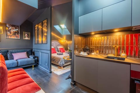 Kitchen or kitchenette, Living room, Food and drinks, Seating area, Food, minibar
