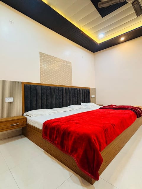 Bed, Photo of the whole room, Bedroom, air conditioner, air conditioner