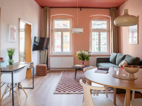 Communal lounge/ TV room, TV and multimedia, Living room, Seating area, Dining area, Evening entertainment