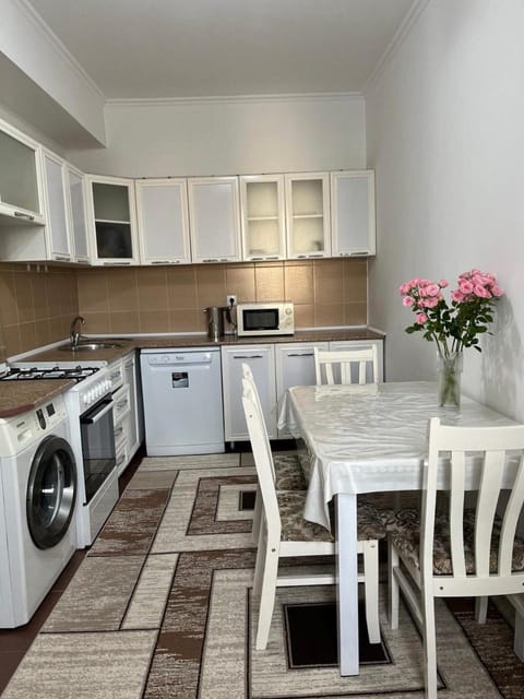 Kitchen or kitchenette, Dining area, microwave, stove, washing machine