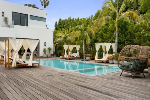 Impeccable Modern Mansion in Beverly Hills Flats Villa in Beverly Hills