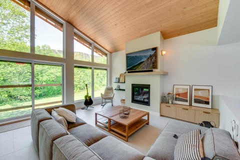 Communal lounge/ TV room, Living room, Seating area, Seasons