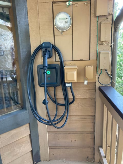 Cozy 3BR Dog-Friendly Cabin- Level 2 EV Chgr Cabin in Lake Arrowhead