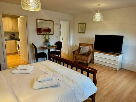 Central Studio 5 by MaisonPro Apartment in Stroud