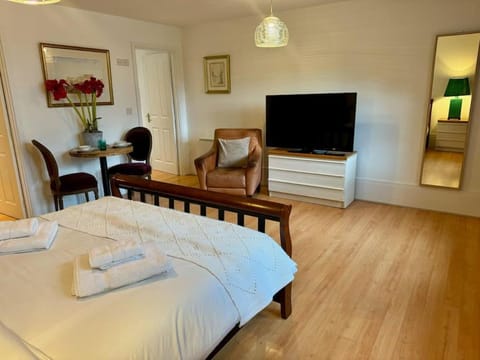 Central Studio 5 by MaisonPro Apartment in Stroud