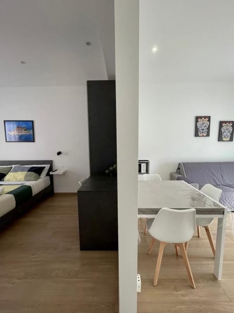 Bed, Dining area