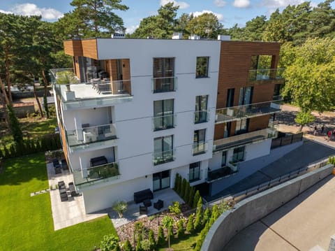 Property building, Balcony/Terrace, Parking