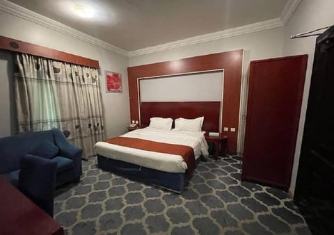 Bed, TV and multimedia, Photo of the whole room, Seating area, Bedroom